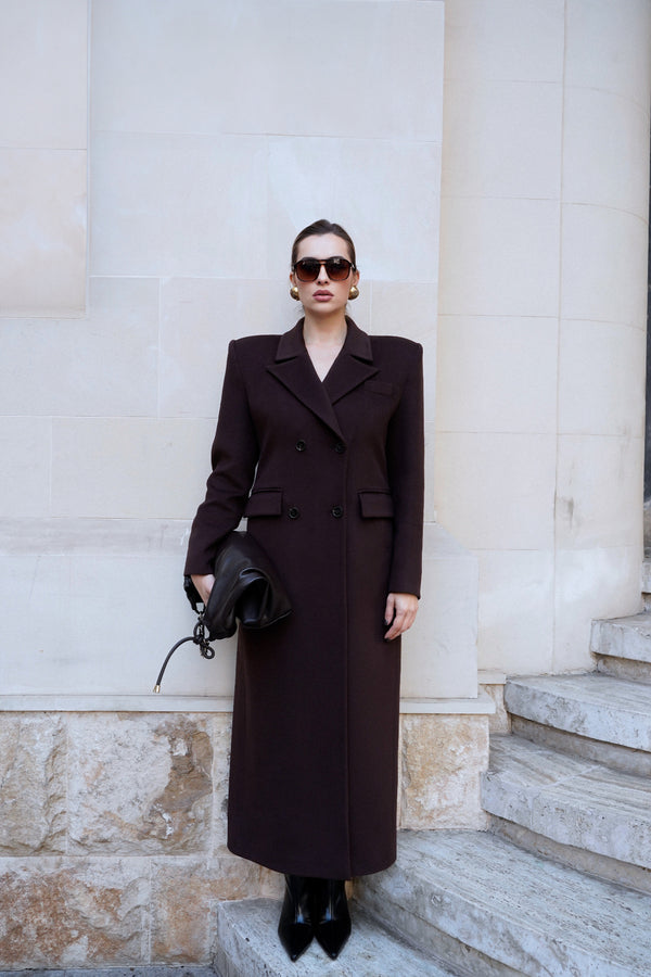 Victoria Chocolate maxi coat 135 cm, structured fit, styled with oversized sunglasses